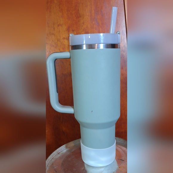 STANLEY insulated tumbler Size 40 oz. (10 1/2" tall) - Picture 3 of 14